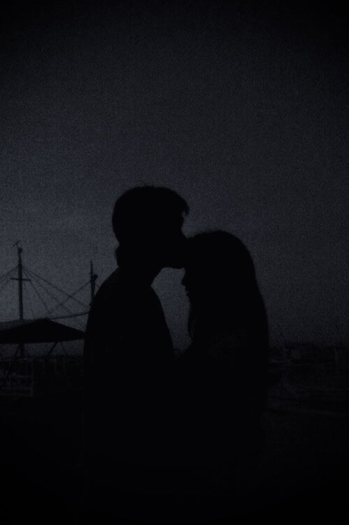 Парень и девушка обнимаются без лица фото ночью