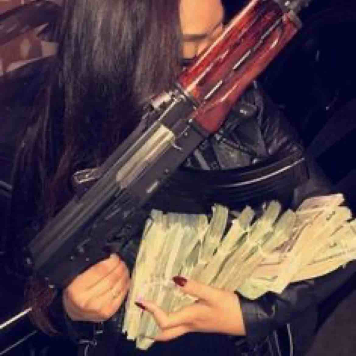 Бандитка с пистолетом